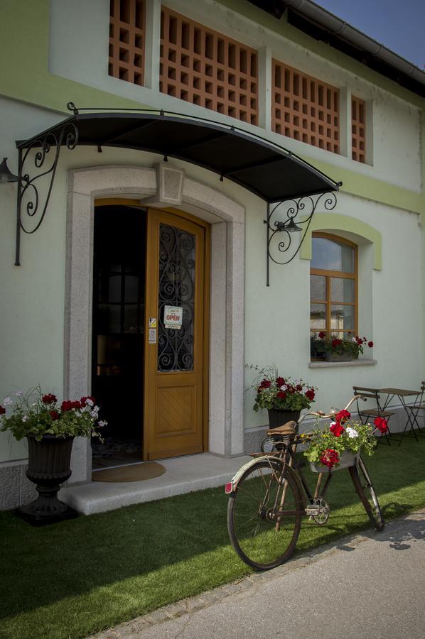 Hostel Hisa Na Travniku Dob Eksteriør bilde